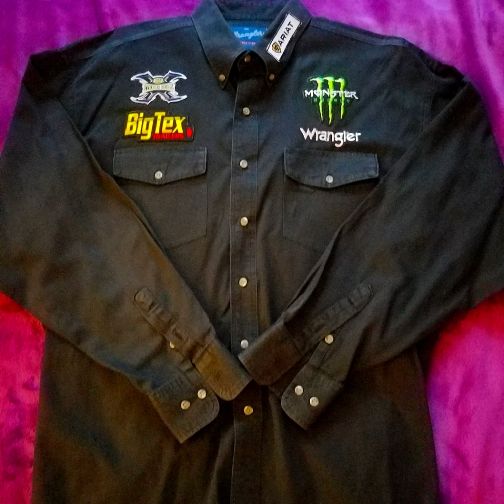 Men's Wrangler Western Rodeo Long-sleeved, Button Down Shirt w/Sponsor Patches.